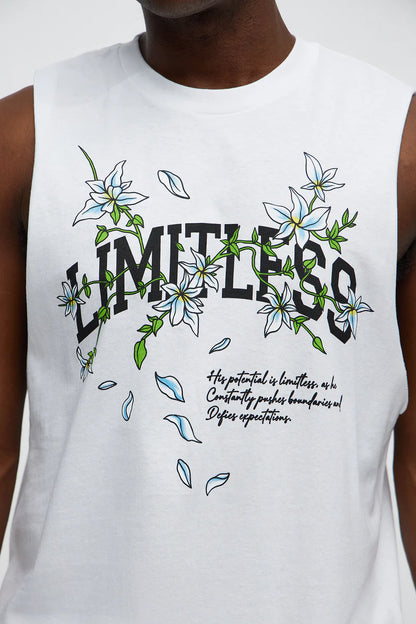 Franela blanca con letras al frente en color negro y flores verdes y azules LIMITLESS