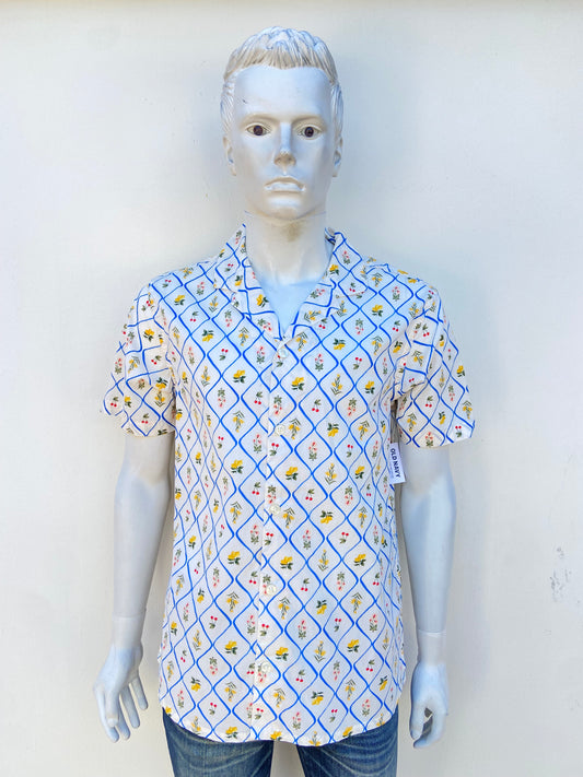 Camisa OLD NAVY Original, en color blanco con estampado de limones, cerezas y flores y lineas en color azul.