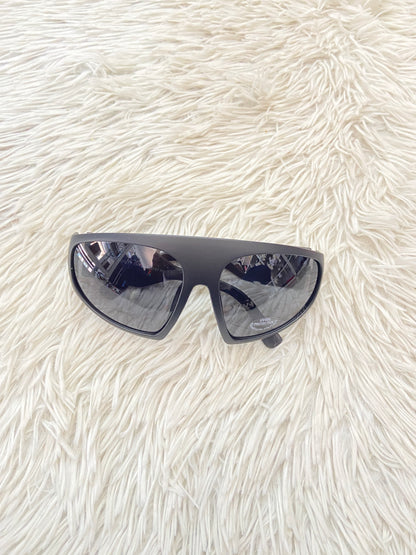 Lentes, diseñados con protección UV 100-400 para proteger tu visión. Negro grande con micas oscuras.
