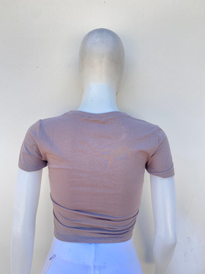 Top en color gris piedra liso, cuello V