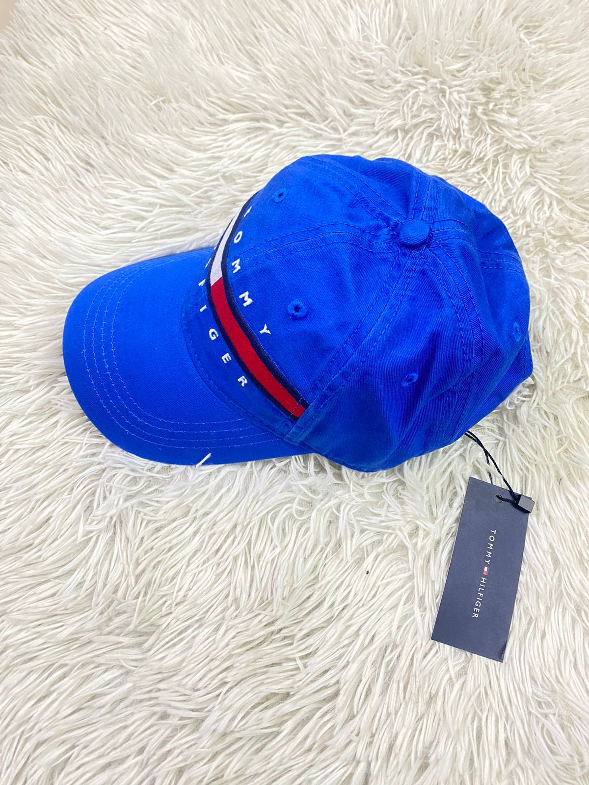 Gorra Tommy Hilfiger original azul royal con banda Tommy Hilfiger en blanco.