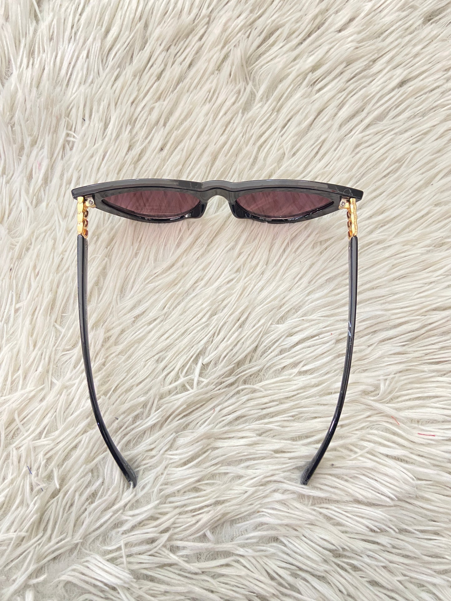 Lentes Fashion Nova original negro pequeños con detalles dorado en los lados.