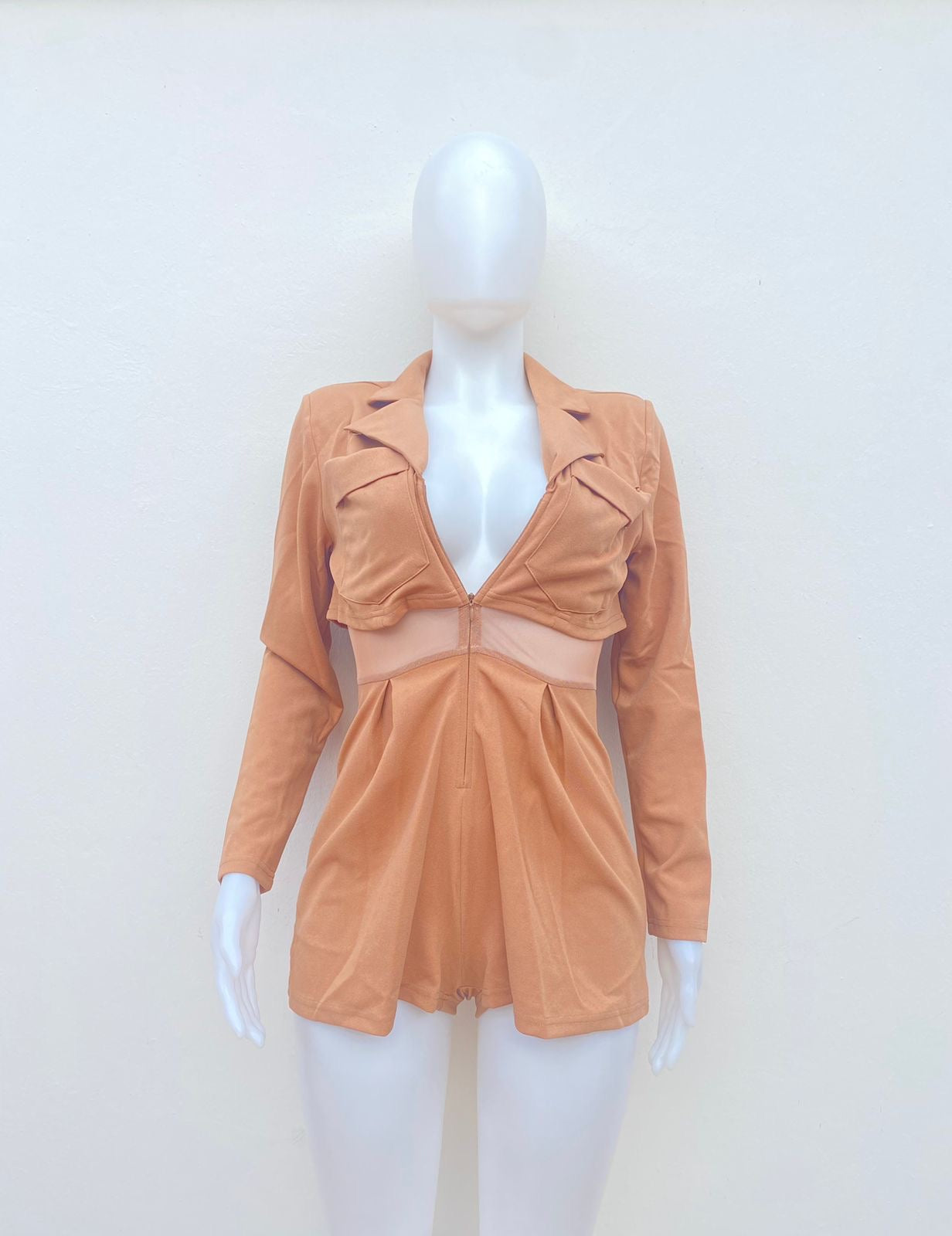 Enterizo/ Romper Fashion Nova original crema, con mangas y zipper delantero.