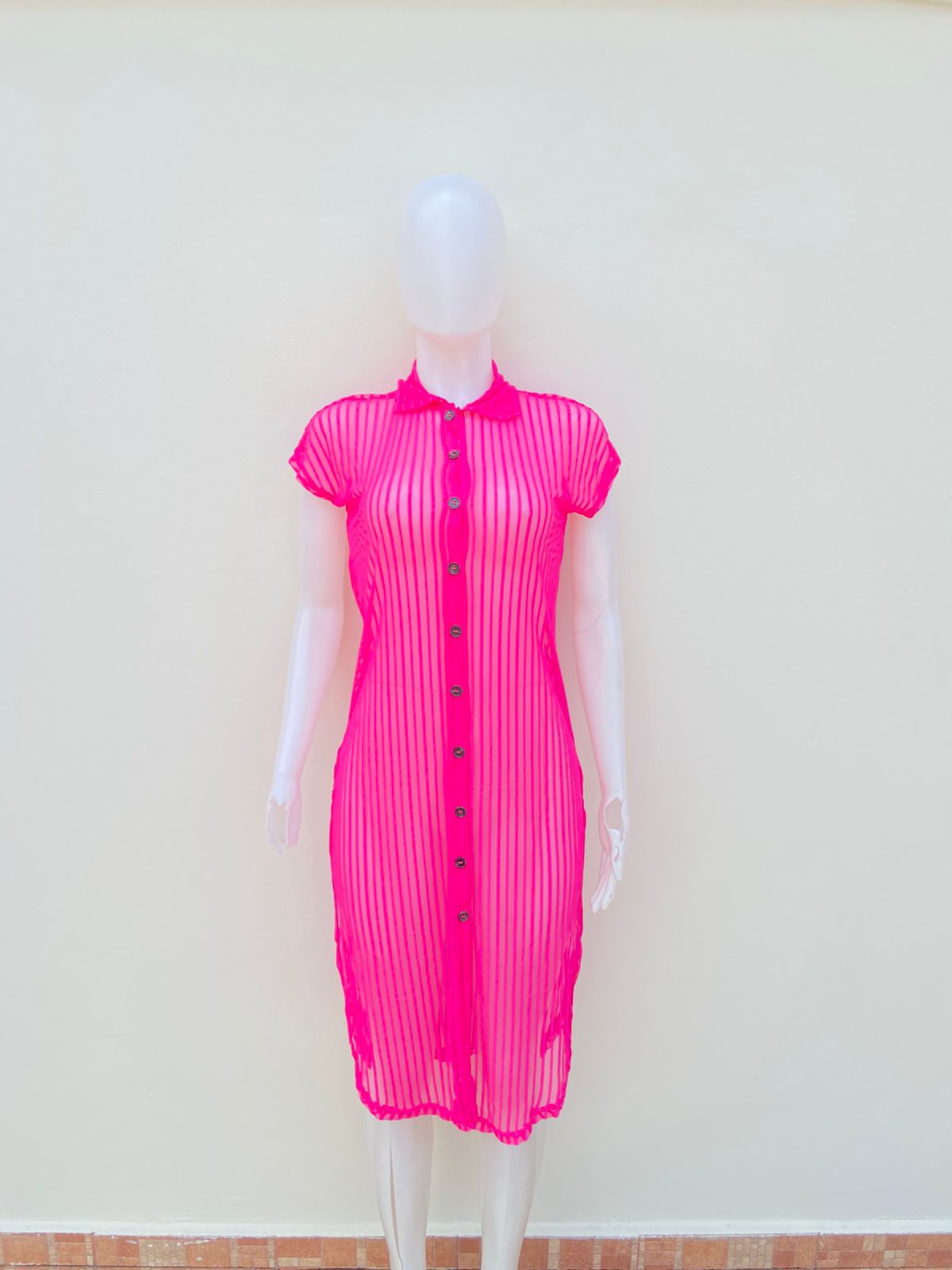 Vestido/ Cover Up, rosado fucsia, transparente y botones, largo.
