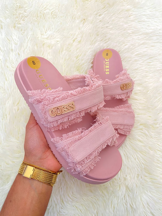 Sandalias GUESS original, color rosado ( mauve ) con placa GUESS en dorado y pelusas.