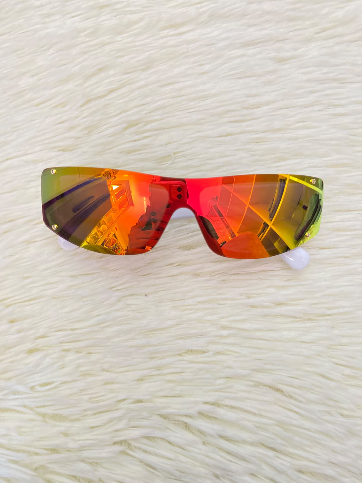Lentes, multicolor con montura en color blanco y protección UV 100%.