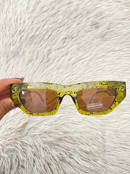 Lentes, diseñados con protección UV 100-400 para proteger tu visión. Verde/amarillo con estampado y micas marrones.