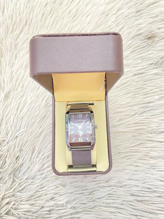 Reloj U.S POLO ASSN. Original en color marron con detalles plateados y logotipo de la marca en el fondo