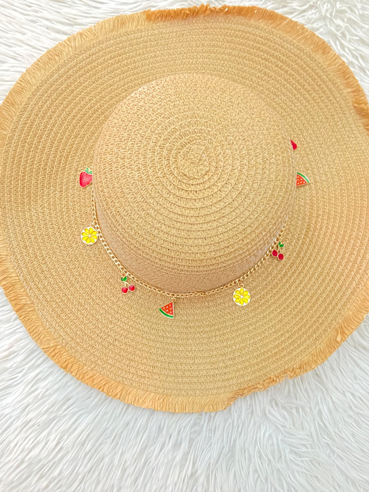 Gorro/ Sombrero, marrón con detalles de vuelos y Cadena con frutas de colores en dorado.