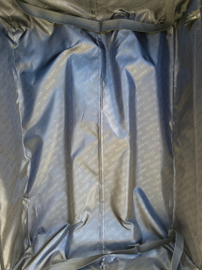 Maleta GUESS original, negra con la letra G y GUESS en plateado. Material ABS resistente al agua.  Mango telescópico ajustable.