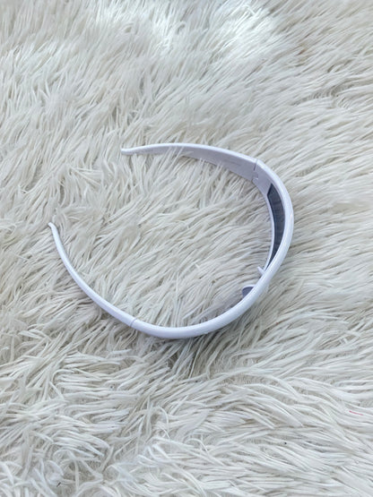 Lentes diseñados con protección UV 100-400 para proteger tu visión. Blanco con micas negras, cuadrado finos.