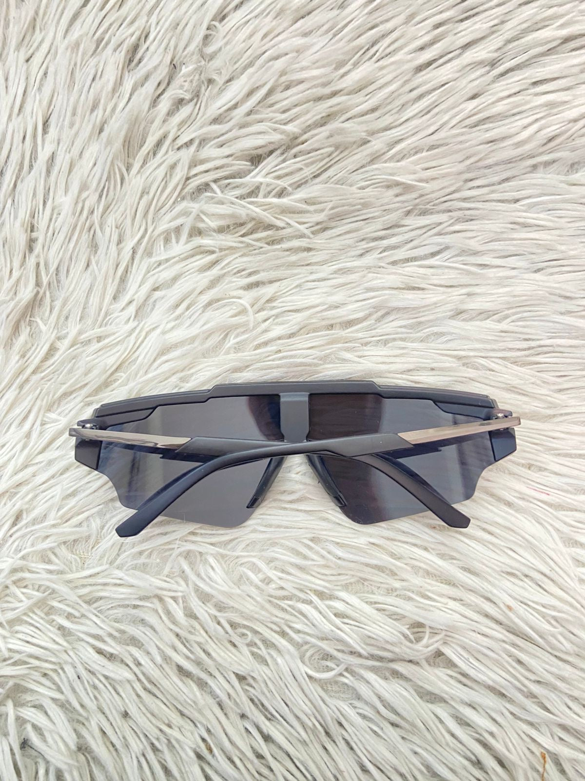 Lentes, negro pequeños con micas en color negro claro y línea en color blanco en el borde.