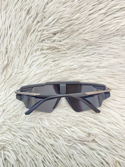 Lentes, diseñados con protección UV 100-400 para proteger tu visión. Negro pequeños y línea en color blanco en el borde.
