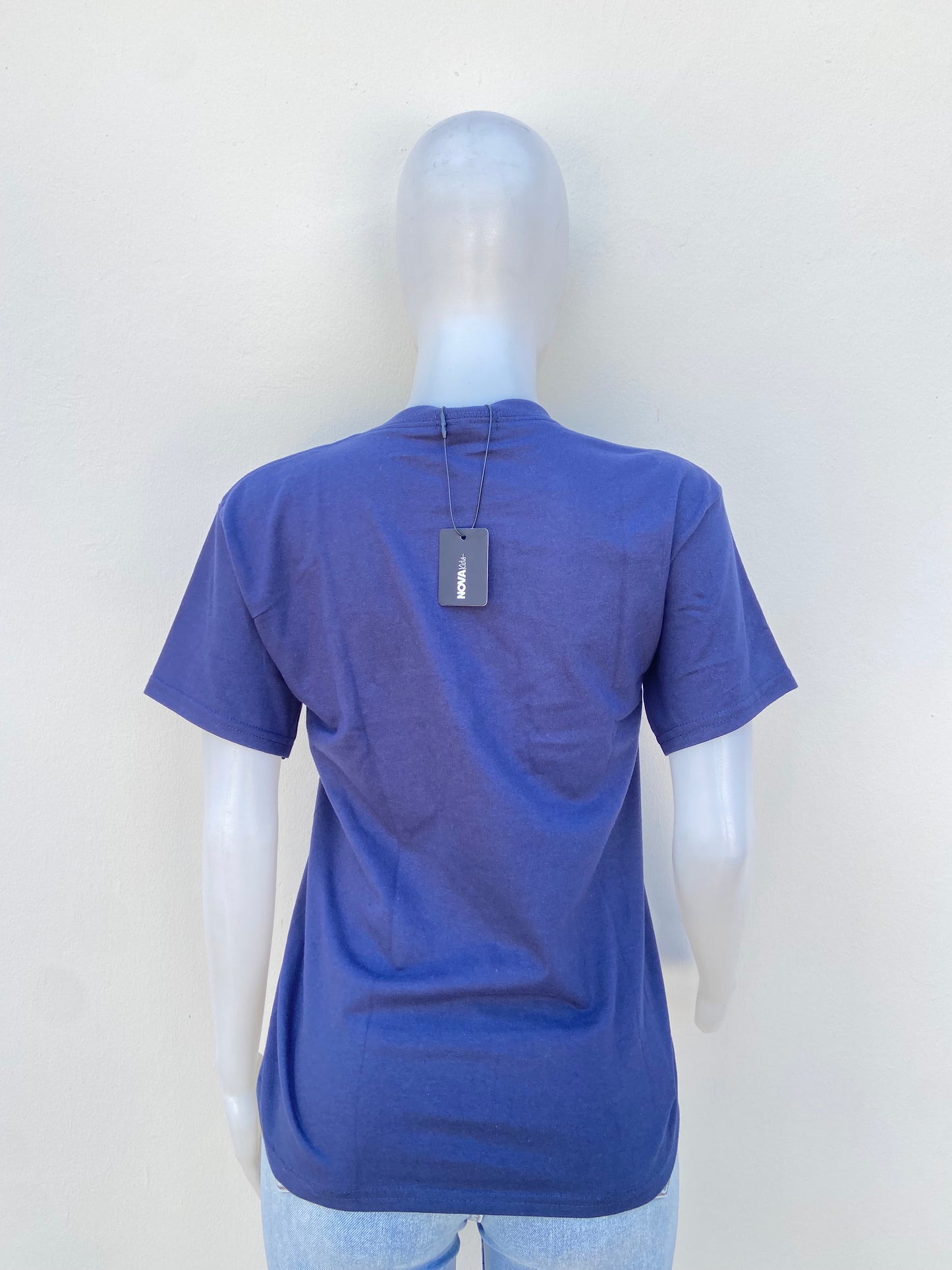 T-shirt azul marino con numero grande y letra en color blanco, PERFECT 10.