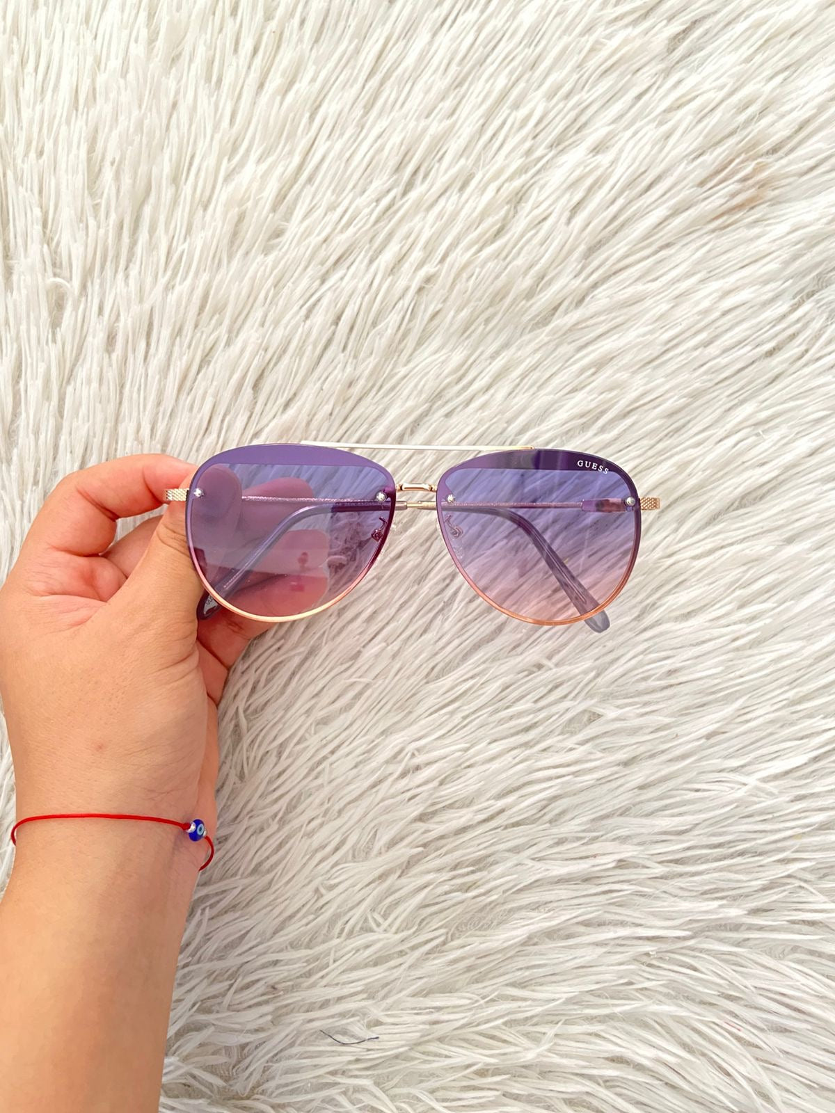 Lentes GUESS Original con marco en color dorado con micas grandes en color azules/rosada y letra guess al frente.