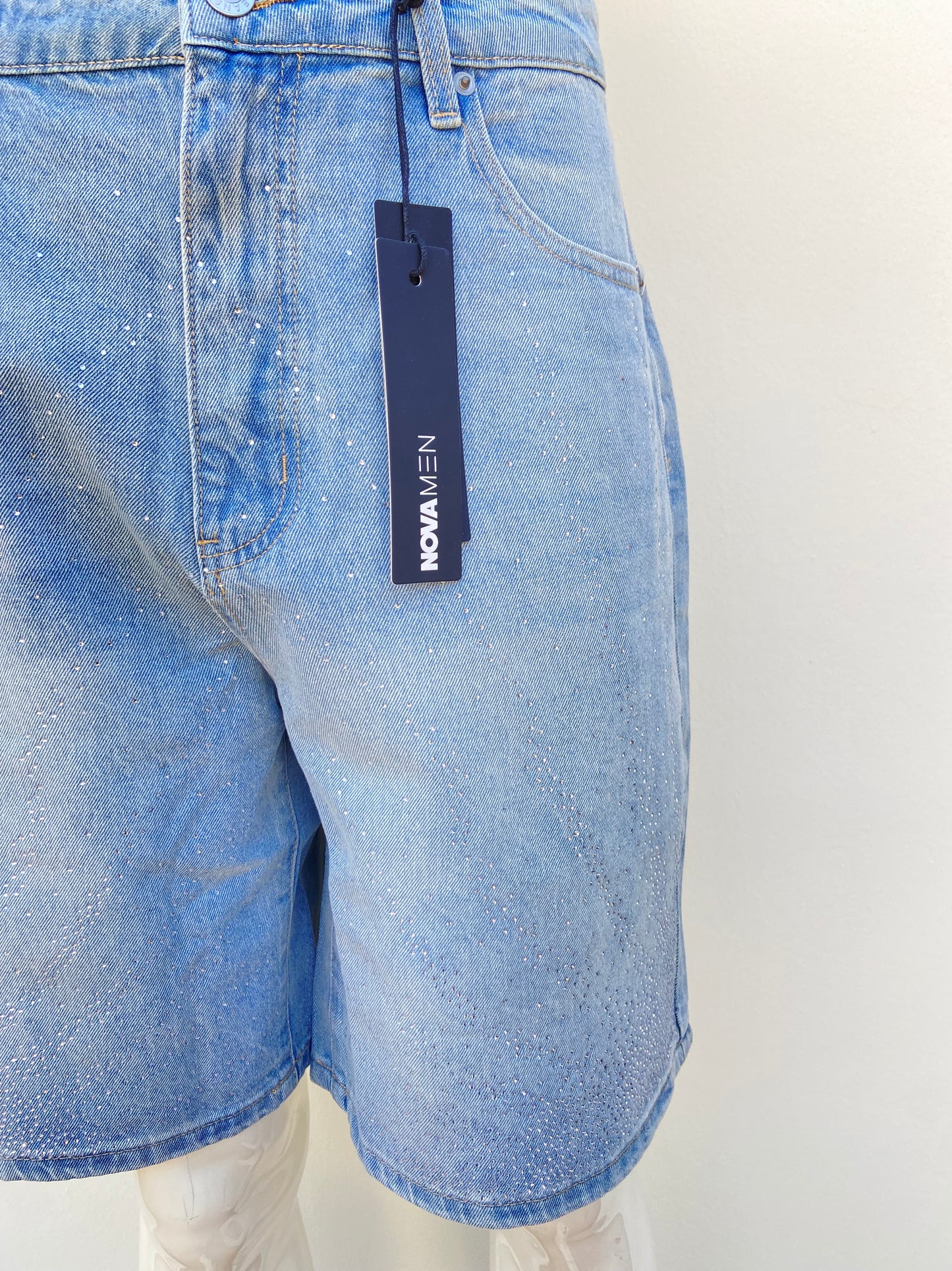 Bermuda jean azul claro con degradado blanco y brillos en color plateado.