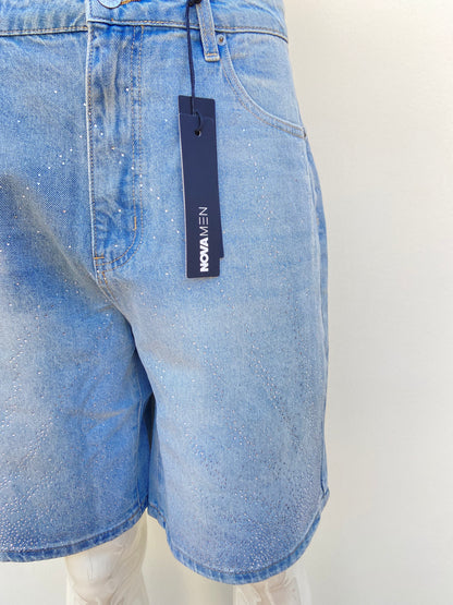 Bermuda jean azul claro con degradado blanco y brillos en color plateado.