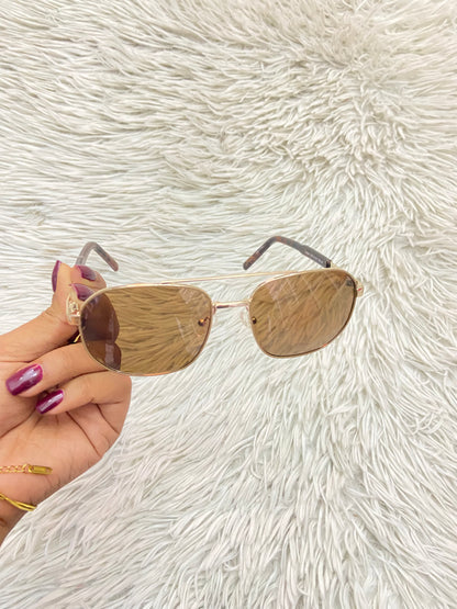 Lentes GUESS original, diseñados con protección UV 100-400 para proteger tu visión. Marrones con montura en animal print, ovalados.