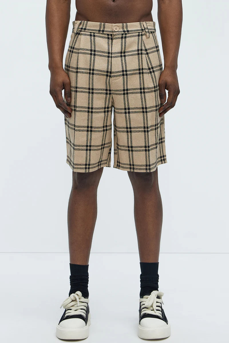 Bermuda, crema con estampado de cuadros negros.
