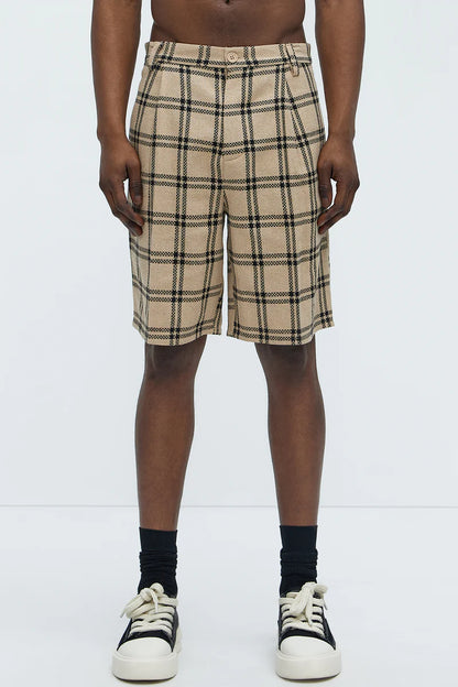 Bermuda, crema con estampado de cuadros negros.