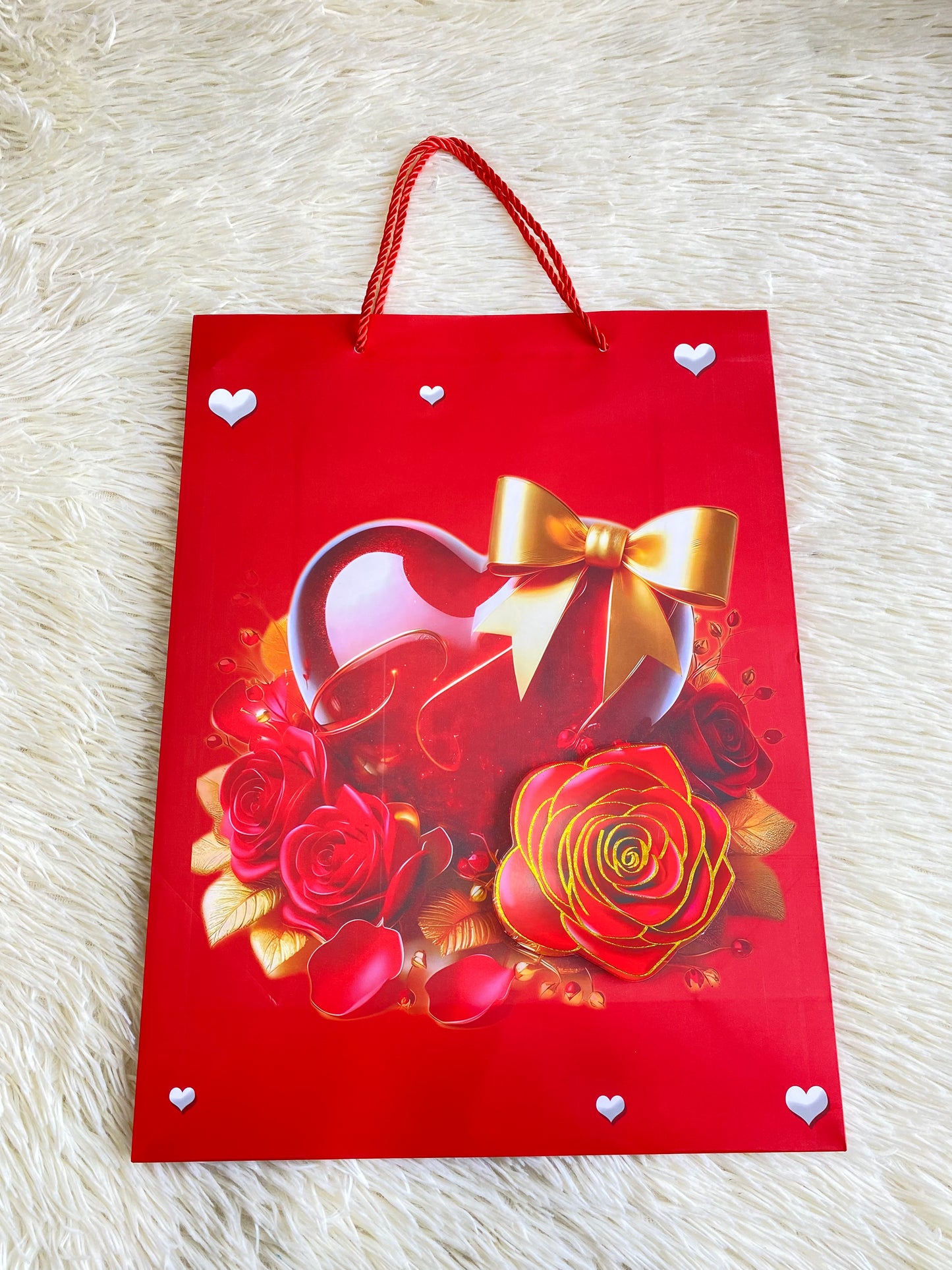 Shopping rojo con corazón rojo y lazo dorado en el centro. GRANDE