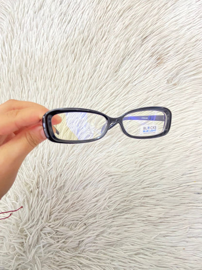 Lentes diseñados con protección UV 100-400 para proteger tu visión. Negros con montura negra, micas azules