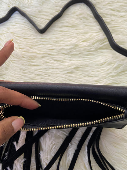 Cartera GUESS original, negra con tirantes colgantes y placa  GUESS en color dorado.
