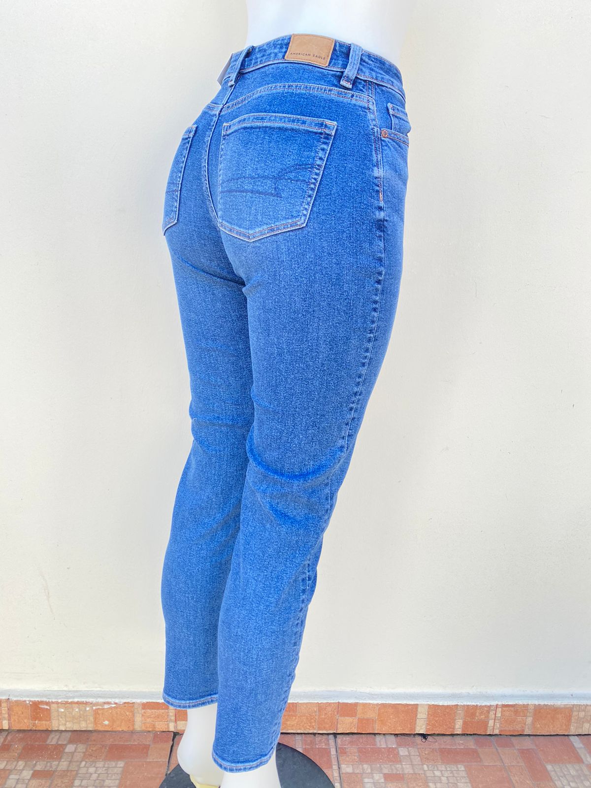 Pantalón Jean American Eagle original MOM JEAN STRETCH, HIGH RISE, regular, azul oscuro liso.