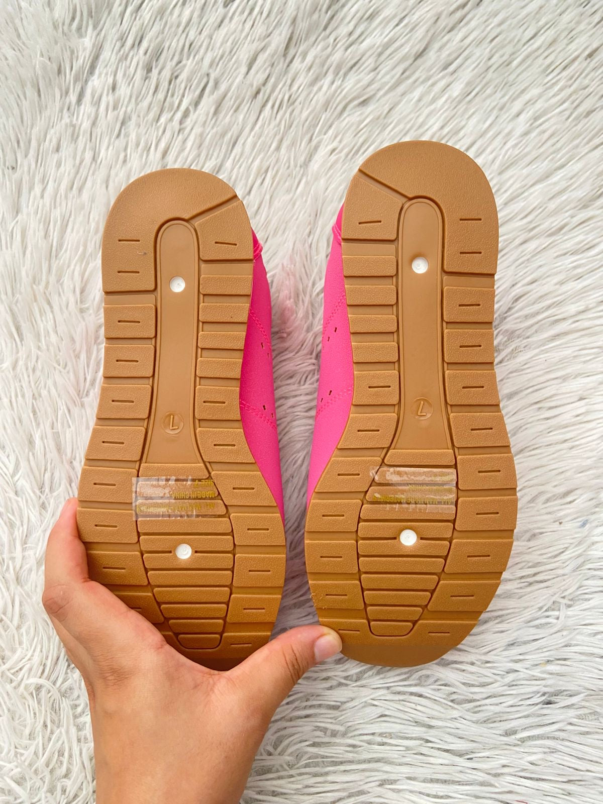 Tenis Fashion Nova rosado con cordones en blanco y verde y suelas en color blanco y marrón.
