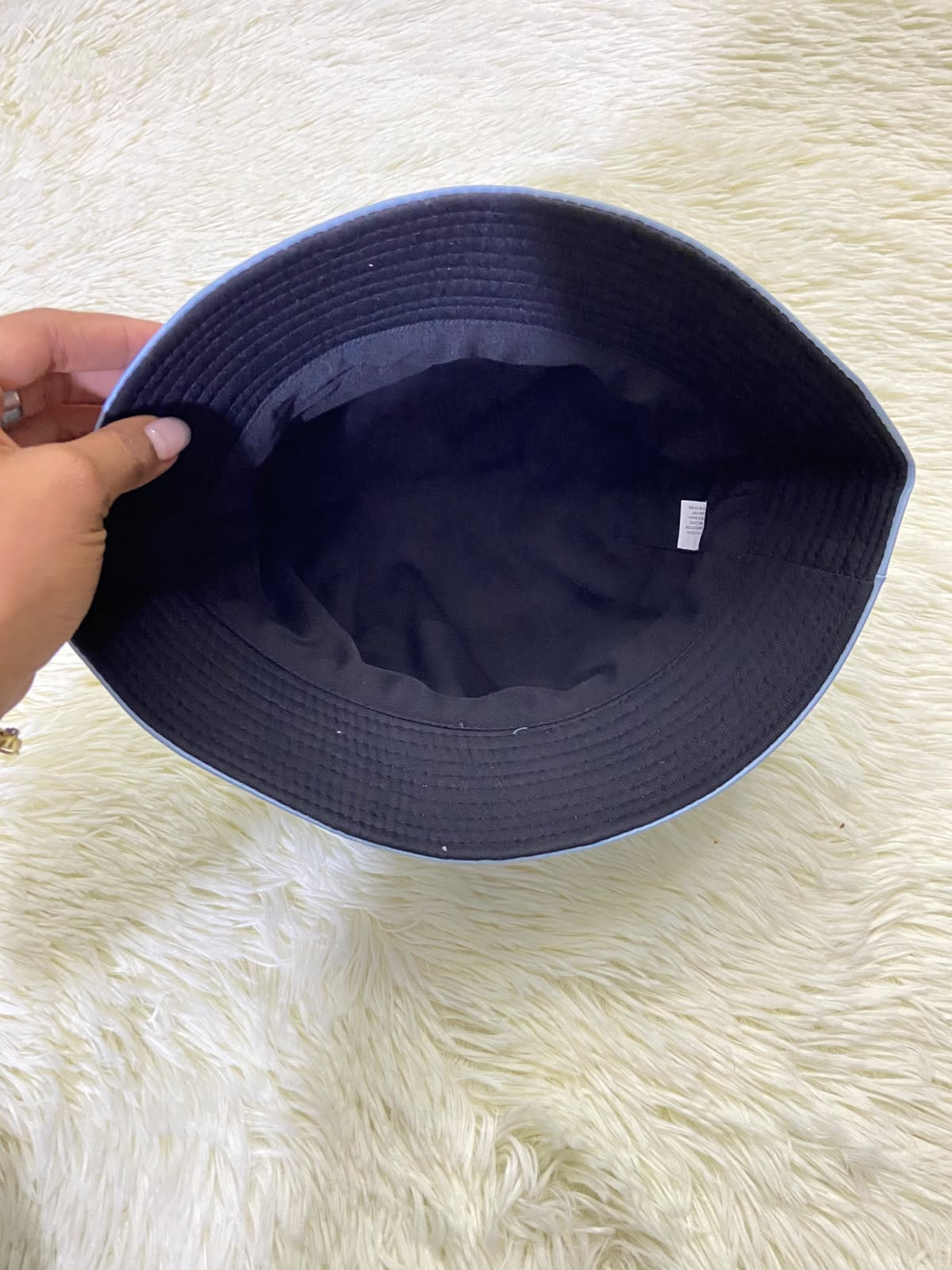 Gorro, en leather color azul y el interior negro.