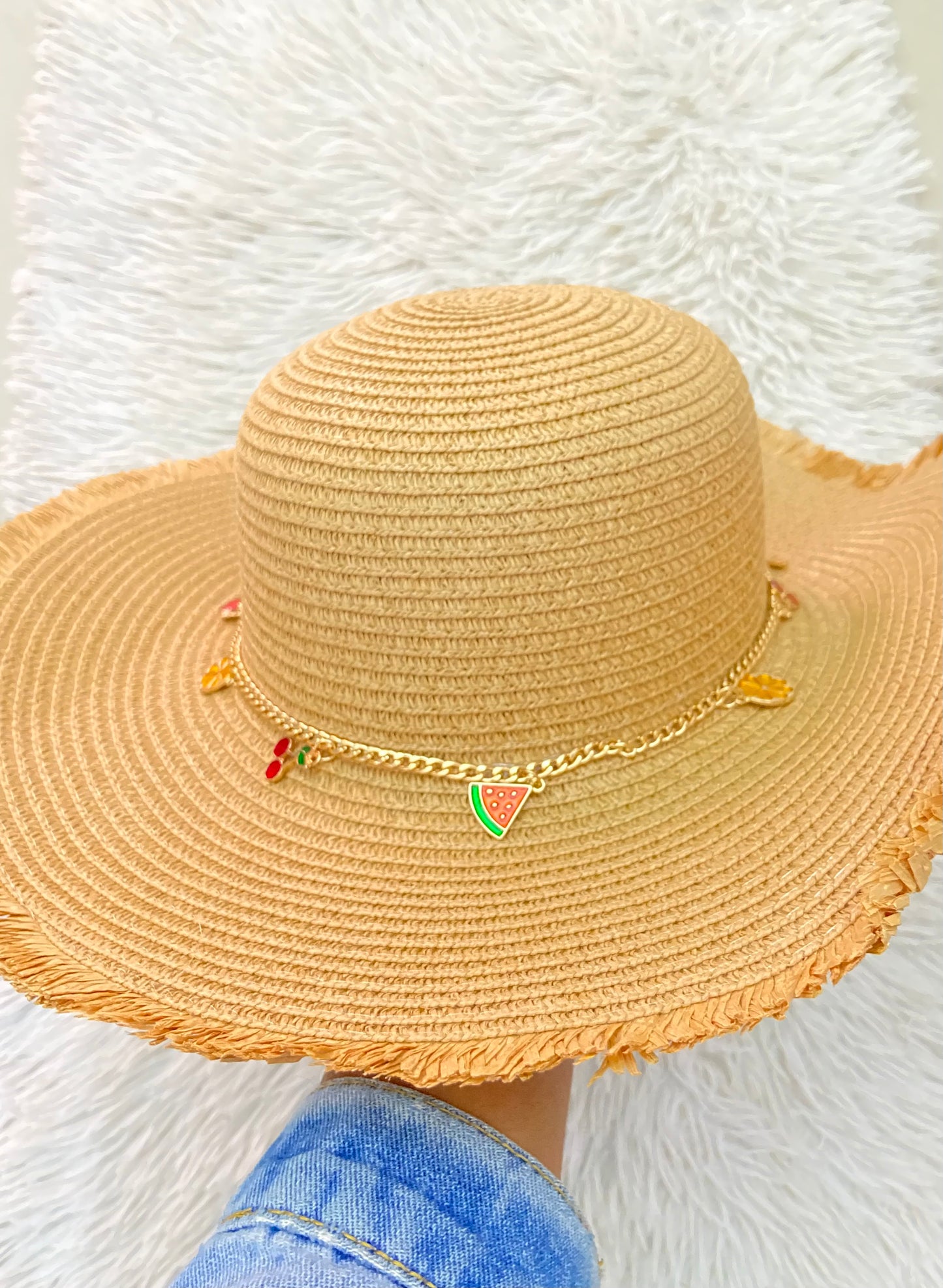 Gorro/ Sombrero, marrón con detalles de vuelos y Cadena con frutas de colores en dorado.