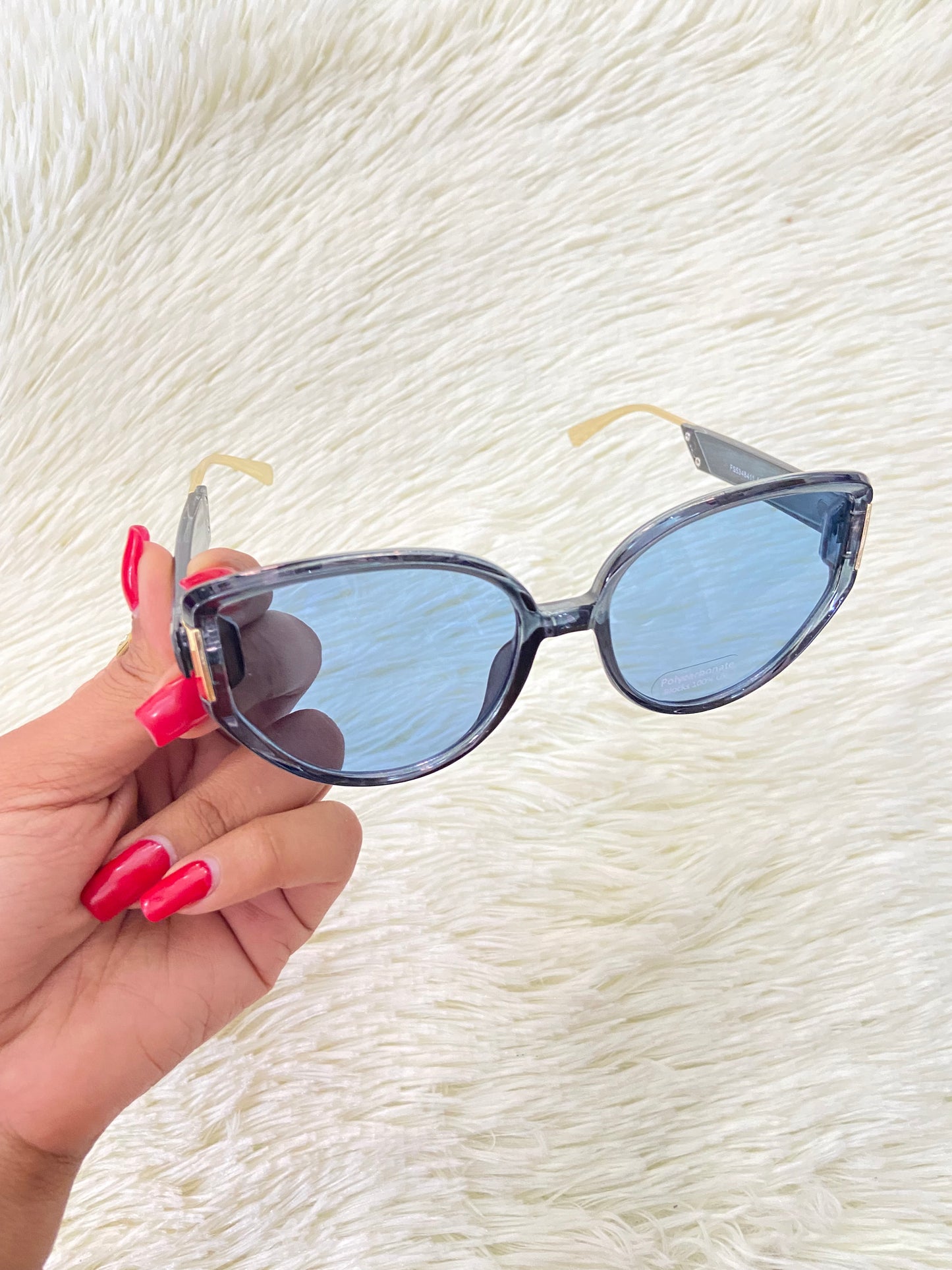 Lentes, negros con montura negra y dorada y micas de color azul, estilo gato, con protección UV 100% Polycarbonate.