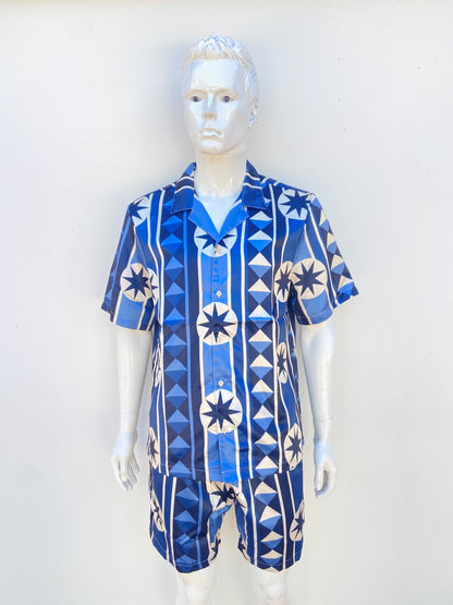 Conjunto, azul marino con estampado de figuras en color crema, de bermuda y camisa.