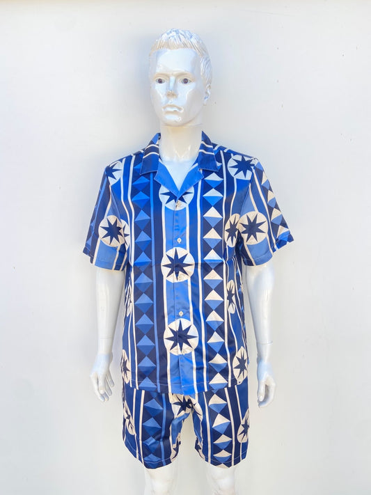Conjunto, azul marino con estampado de figuras en color crema, de bermuda y camisa.