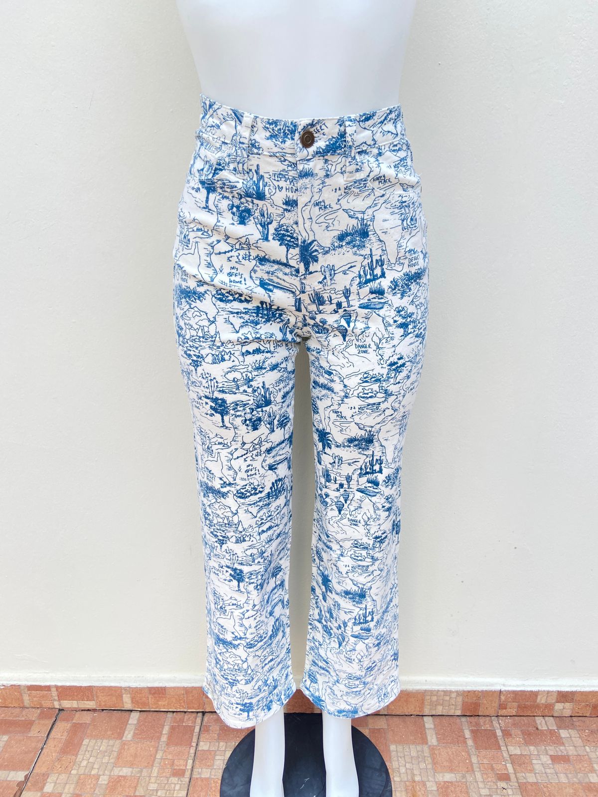 Pantalón Fashion Nova original jean color blanco con diseños azules, de cactus y palmeras.