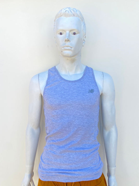 Franela New Balance Original en color gris con logotipo de la marca al frente en color gris oscuro.