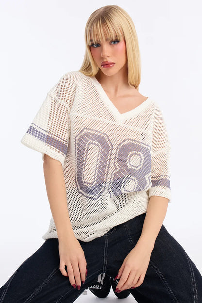 Camisón/ jersey, blanco estilo mallas con el número 08 de en frente.