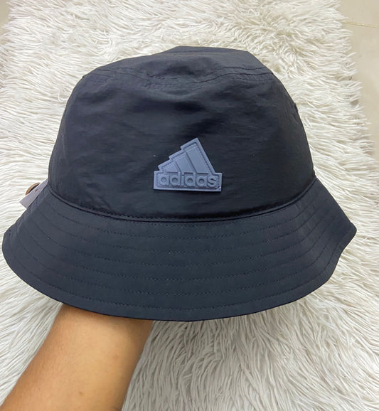 Gorro/Sombrero Adidas original, negro con logotipo de la marca en gris.