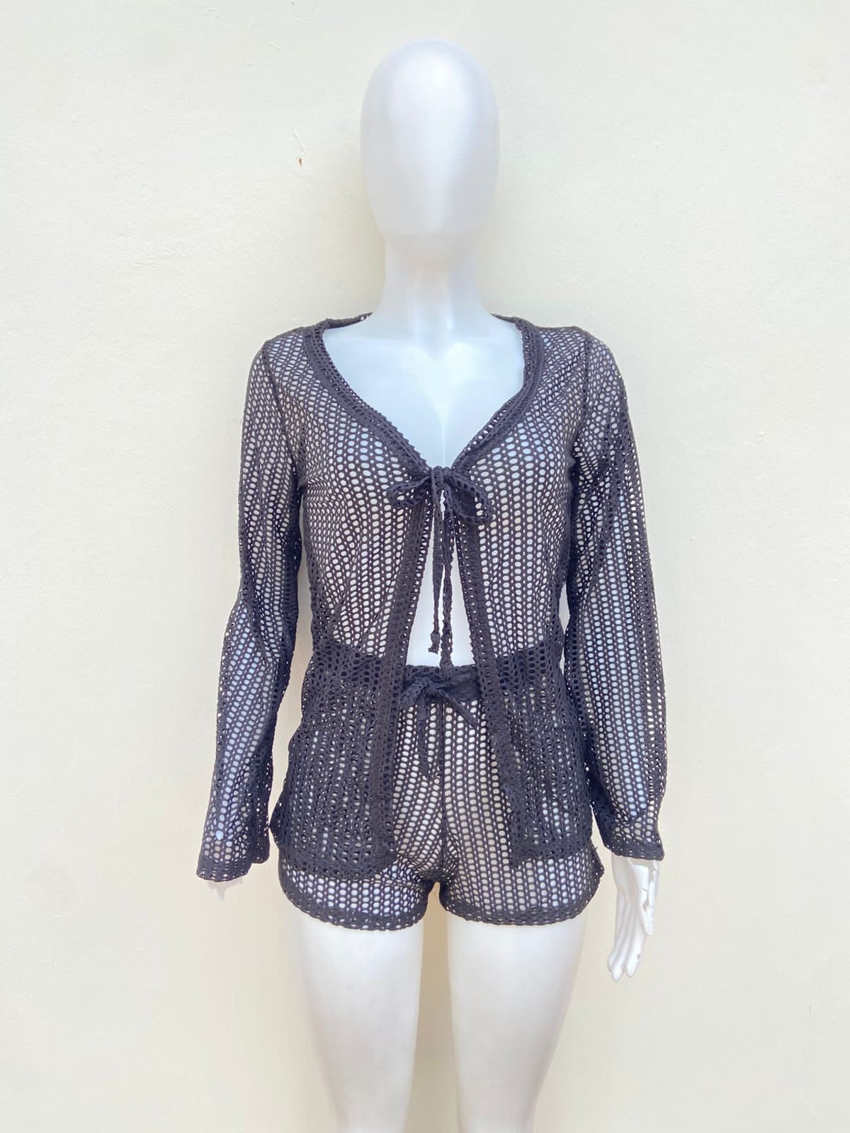 Conjunto/ Cover up, negro con hoyitos y lazos ajustables.