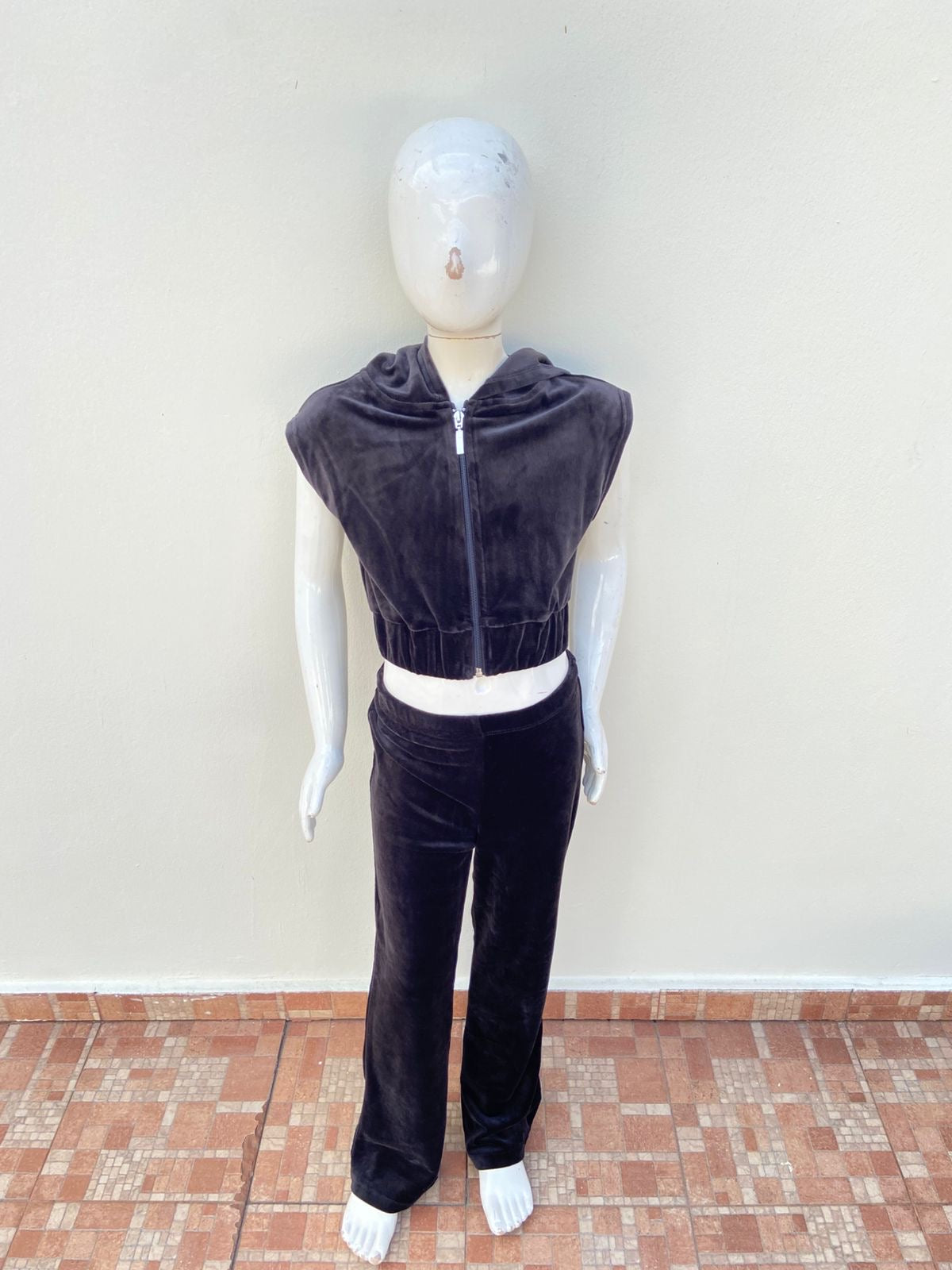 Conjunto, negro liso en terciopelo y zipper plateado en frente.