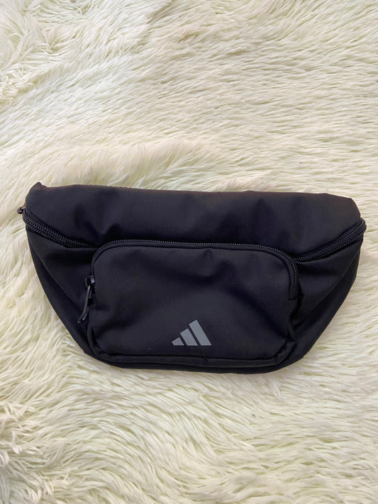 Riñonera ADIDAS original, negra con dos compartimentos y logotipo de la marca en gris.