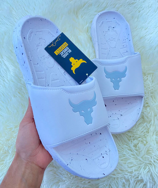 Sandalias UNDER ARMOUR original, EDICIÓN LIMITADO con DWAYNE JOHNSON, blancas con logotipo de la marca en azul y punticos negros.