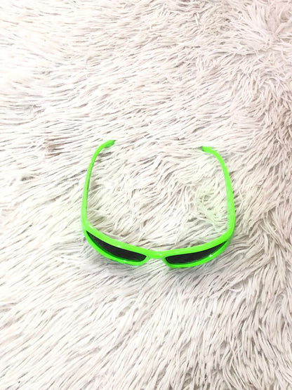 Lentes diseñados con protección UV 100-400 para proteger tu visión. Verdes pequeños con micas oscuras.