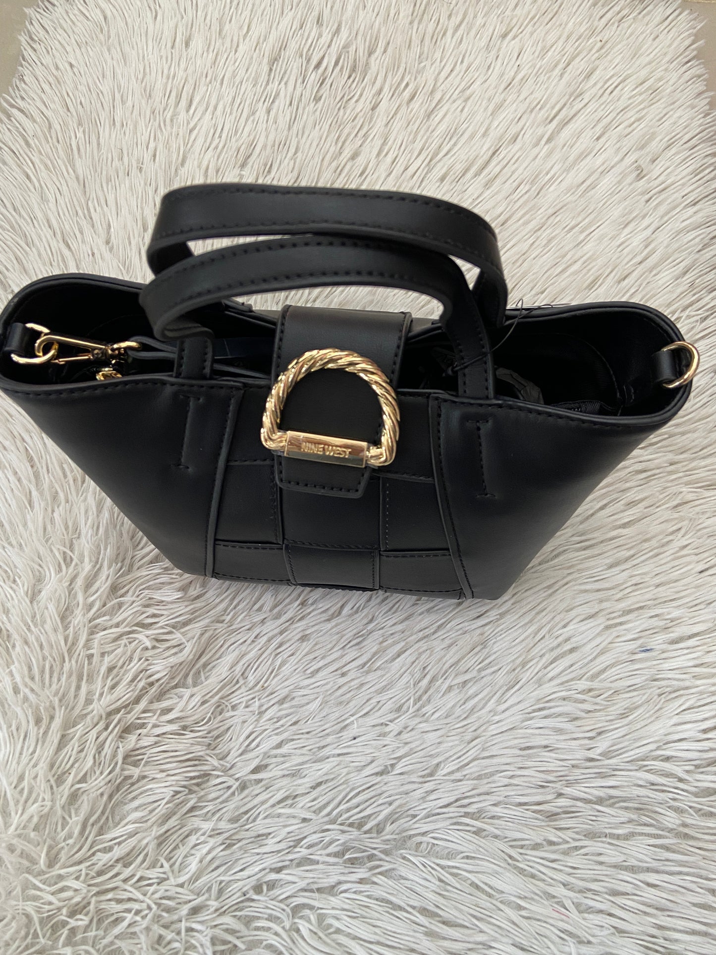 Cartera NINE WEST original negra con placa dorada.