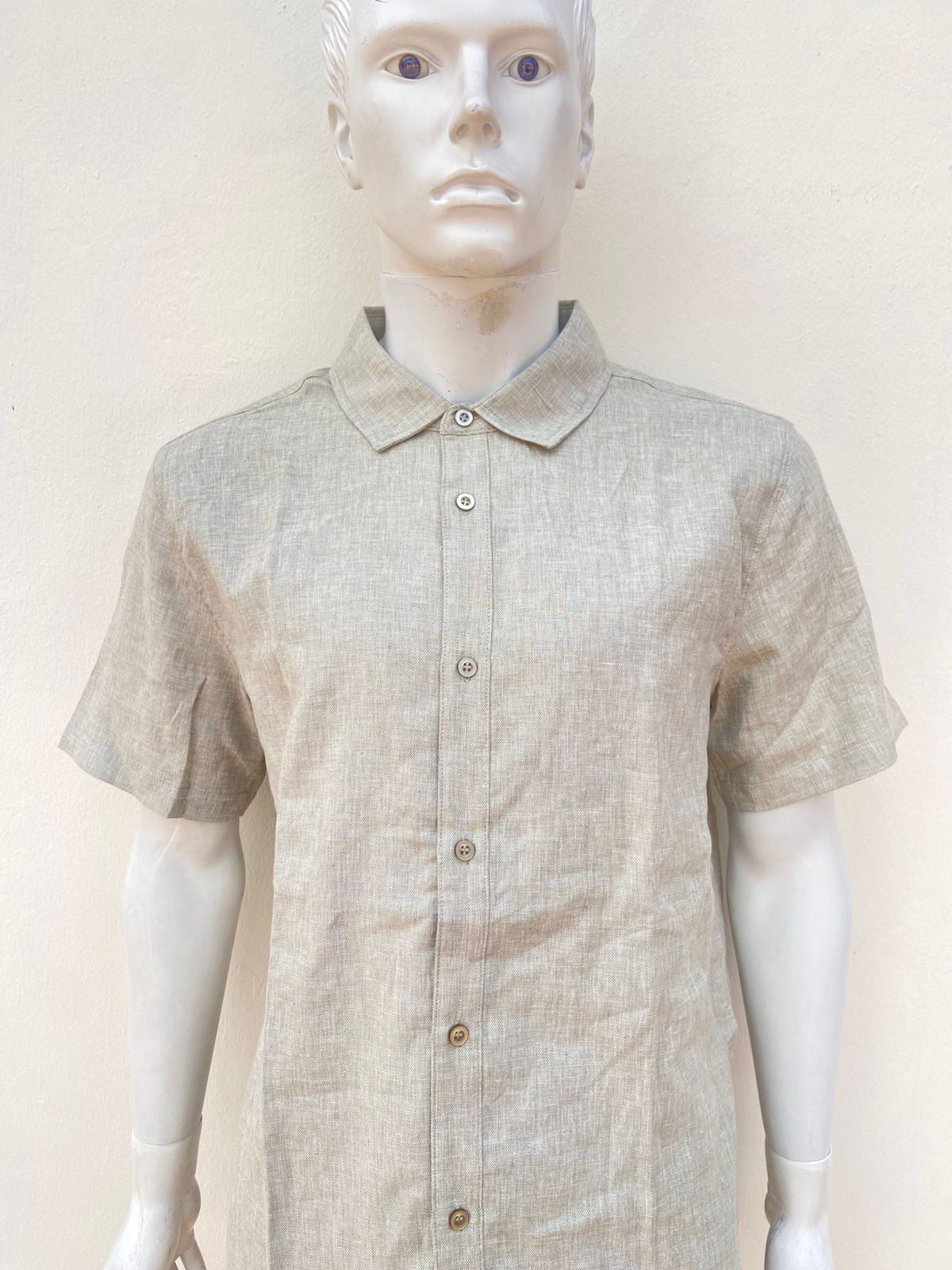 Camisa 55% lino 45% algodón, en color verde oliva claro, manga corta.