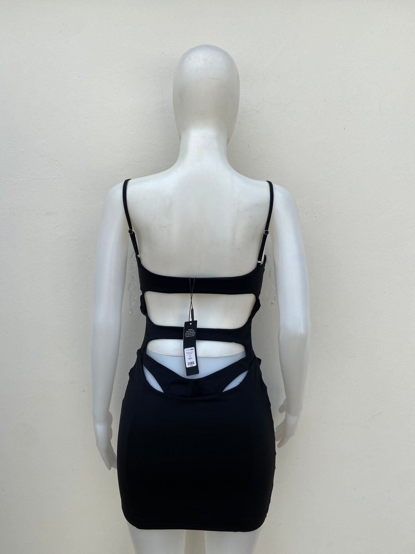 Vestido Fashion Nova original negro, estilo body, con abierto en frente.