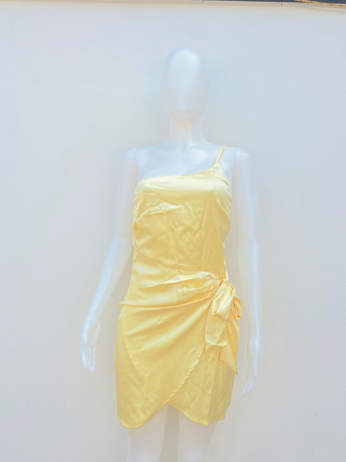 Vestido Fashion Nova original amarillo en satin, con lazos ajustable al lado.