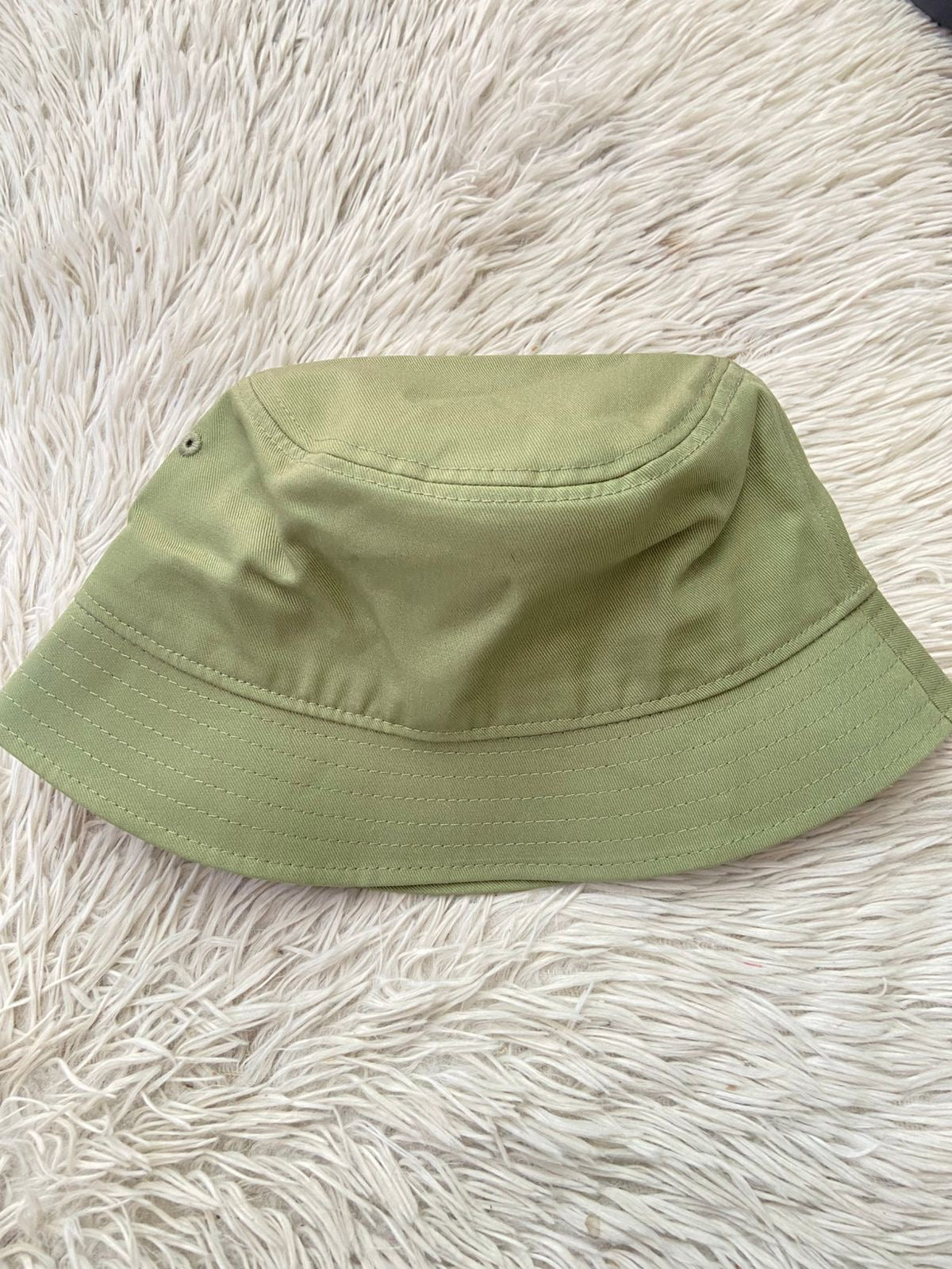 Gorro Tommy Hilfiger original, verde oliva con letras TOMMY HILFIGER en azul marino.