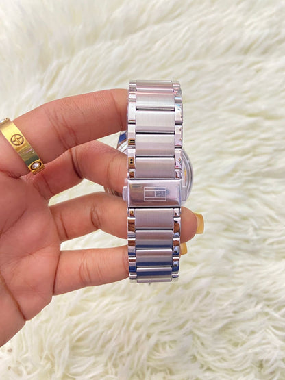 Reloj TOMMY HILFIGER original, 46mm cara , plateado con fondo negro con azul.