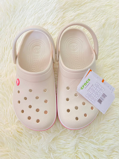 Sandalias CROCS original, crema con líneas rosadas y blancas.